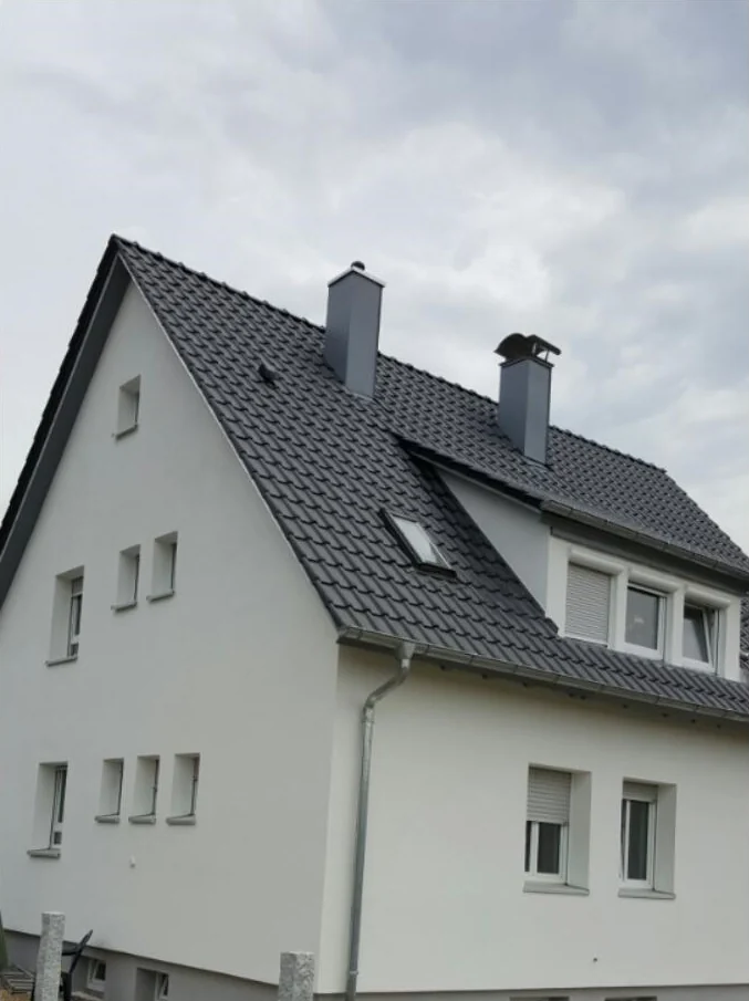Fertiggestelltes Dach eines Bestandsgebäudes