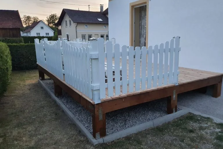 Fertiggestellte Terrasse mit weißem Geländer