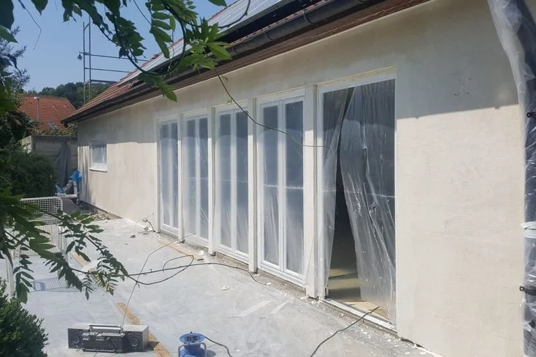 Fertiggestellte Außenfläche eines Bestandsgebäudes