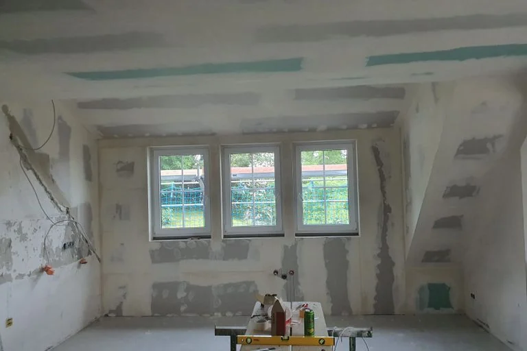 Frisch verputzte Innenwand mit Glättkelle
