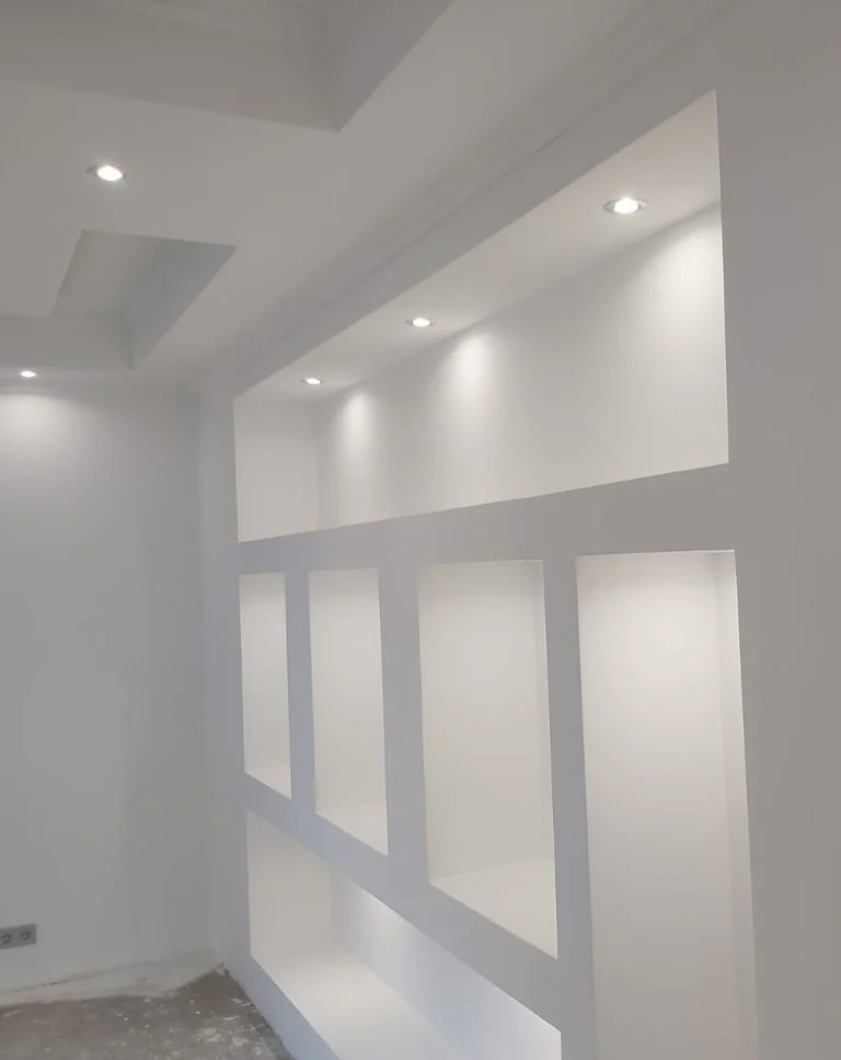 Verspachtelte Plattenstöße einer weißen Innenwand